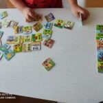 Jogo pedagógico com cartões ilustrados