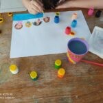 Atividade criativa com tintas e materiais lúdicos
